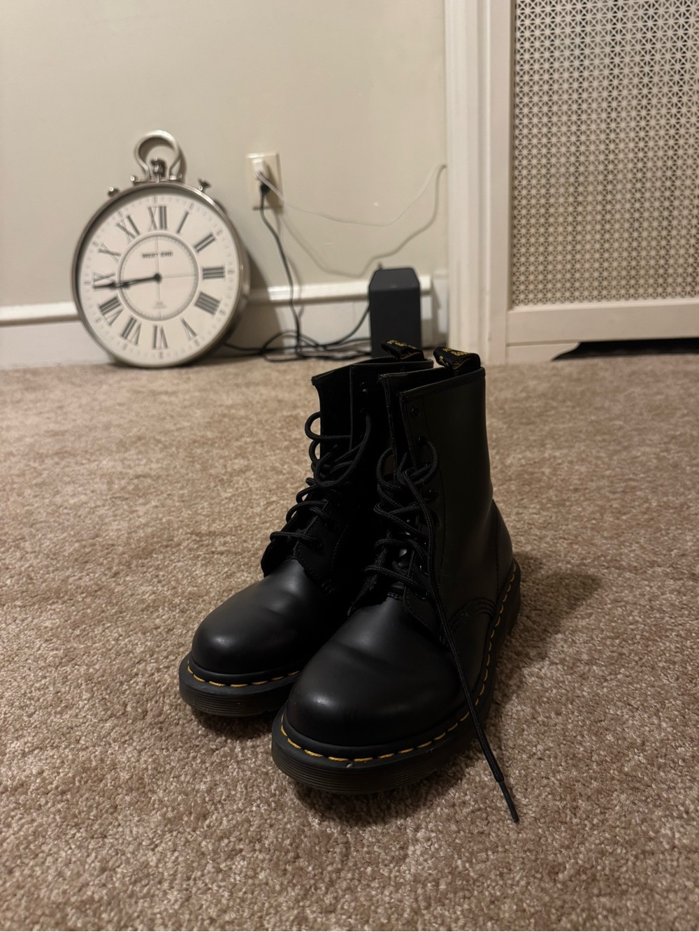 Dr.Marten's 1460
WOMEN'S SMOOTH LEATHER LACE UP BOOTS